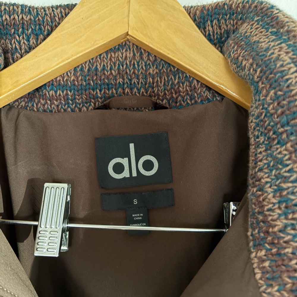 ALO Yoga Women's Brown and Blue Puffer Jacket - Picture 4 of 5